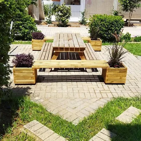 Daire μονοκατοικία με κήπο στη θάλασσα. *