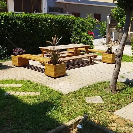 μονοκατοικία με κήπο στη θάλασσα. * Korinth