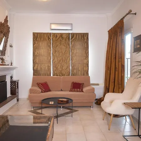 Apartment μονοκατοικία με κήπο στη θάλασσα. Korinth