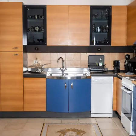 μονοκατοικία με κήπο στη θάλασσα. Daire