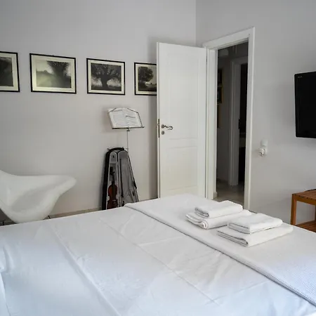 μονοκατοικία με κήπο στη θάλασσα. Lejlighed *