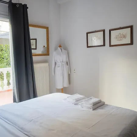 Daire μονοκατοικία με κήπο στη θάλασσα.