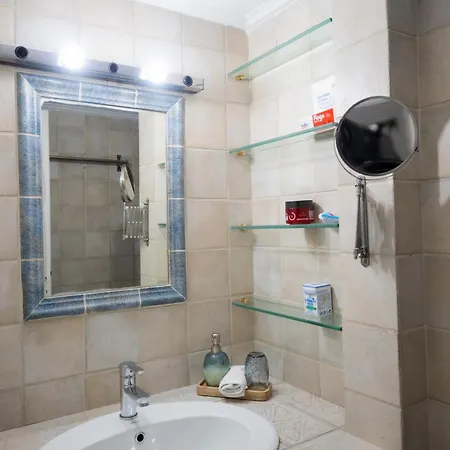 μονοκατοικία με κήπο στη θάλασσα. Daire *