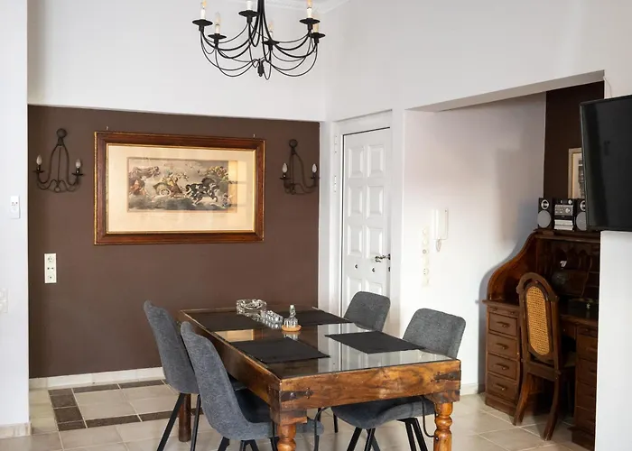 μονοκατοικία με κήπο στη θάλασσα. Apartamento Corinth