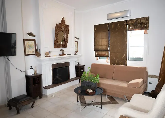 μονοκατοικία με κήπο στη θάλασσα. Apartamento Corinth